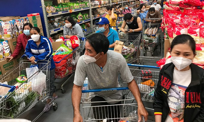 Customers queue up to check out at a supermarket in Thu Duc City, Ho Chi Minh City on July 7, 2021. Photo by VnExpress/Thanh Nguyen.