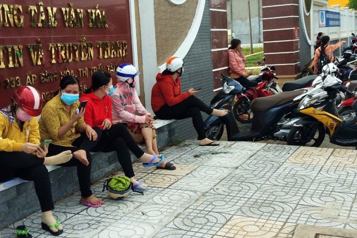 Workers of Taiwanese sportswear maker Pouyuen Vietnam wait to be tested in Duc Hoa District, Long An Province in the morning, July 7, 2021. Photo by VnExpress/An Phuong.