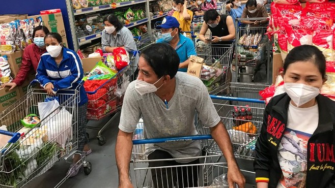 Supermarkets packed as HCMC residents flock to stock
