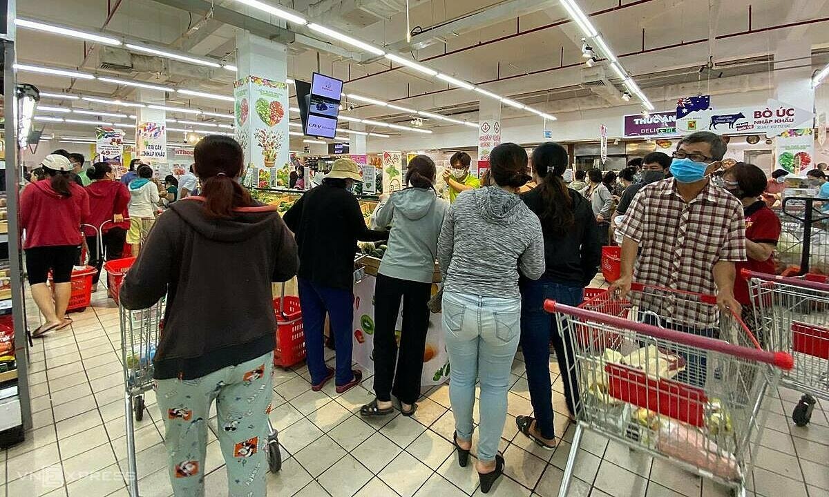 HCMC residents shop at groceries at Big C supermarket, July 12, 2021. Photo by VnExpress/Tat Dat.