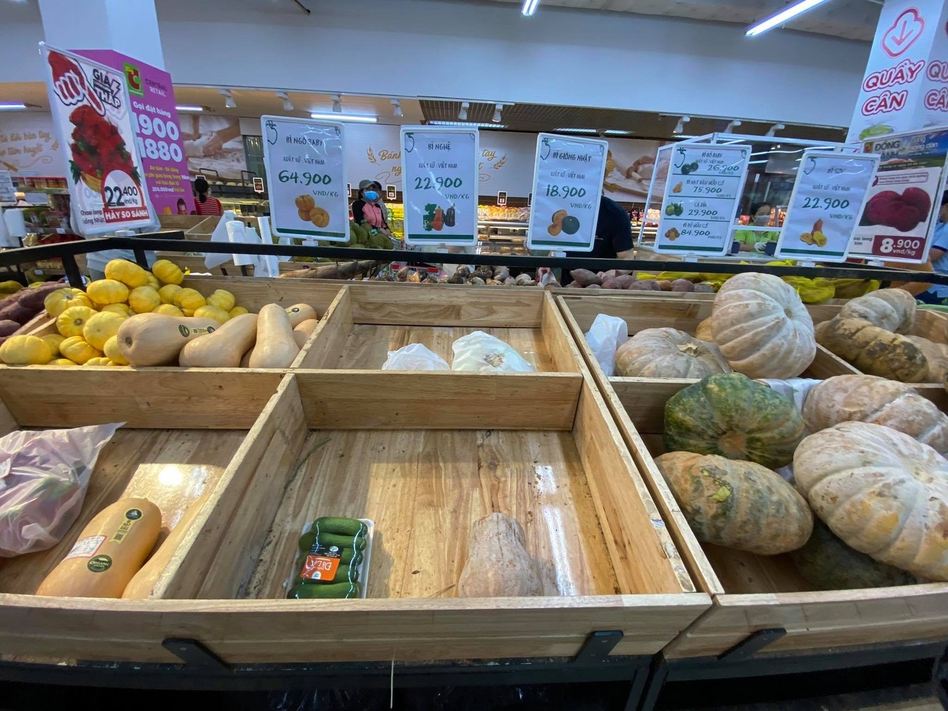 Vegetable shelves at the Big C Mien Dong supermarket in HCMC’s District 10, July 12, 2021. Photo by VnExpress/Tat Dat.