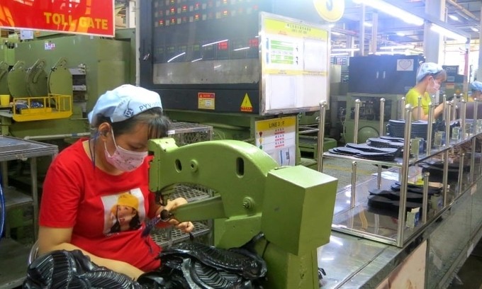 Employees work at Taiwanese-invested footwear maker Pouyuen in HCMC, June 10, 2021. Photo by VnExpress/Le Tuyet.