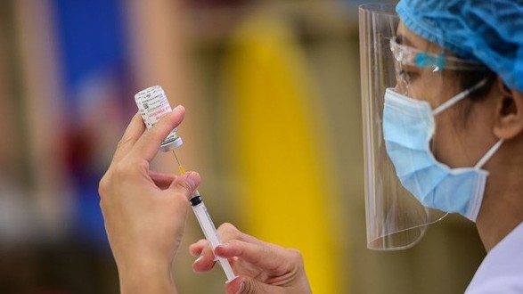TP.HCM đề xuất, ưu tiên tiêm vắc xin Covid-19 cho thân nhân cán bộ y tế