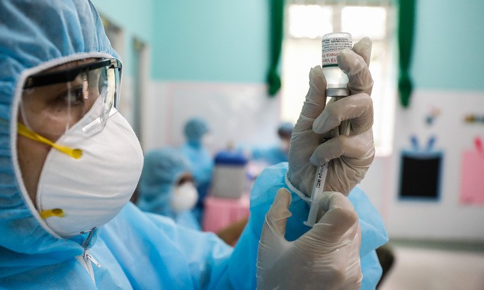 A medical worker prepares a Covid-19 vaccine shot in HCMC, June 21, 2021. Photo by VnExpress/Huu Khoa.