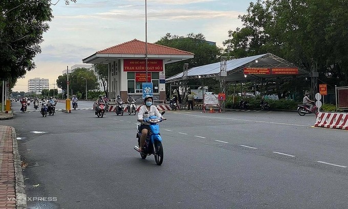 The gate of Tan Thuan Export Processing Zone is not crowded as usual after working hours as many companies there have halted operations due to Covid linkage, July 12, 2021. Photo by VnExpress/Tat Dat.