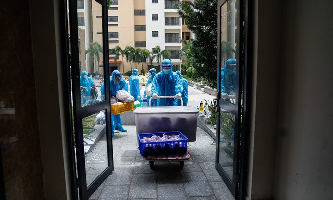 A medical worker transports supplies to a field hospital in HCMC, July 13, 2021. Photo by VnExpress/Huu Khoa.