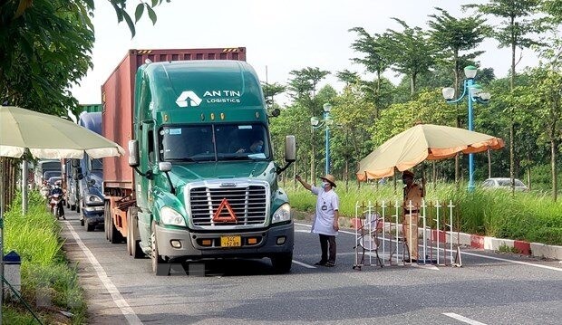 Tuy nhiên, theo phản ánh, việc di chuyển, vận hành chuỗi vận tải còn gặp khó khăn do thời hạn giá trị giấy xét nghiệm âm tính Covid-19 vẫn có sự lệch nhau giữa các địa phương - Ảnh minh họa