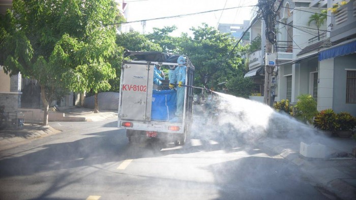 Lực lượng chức năng Phú Yên phun thuốc khử khuẩn trên đường. Ảnh: Lâm Thiên