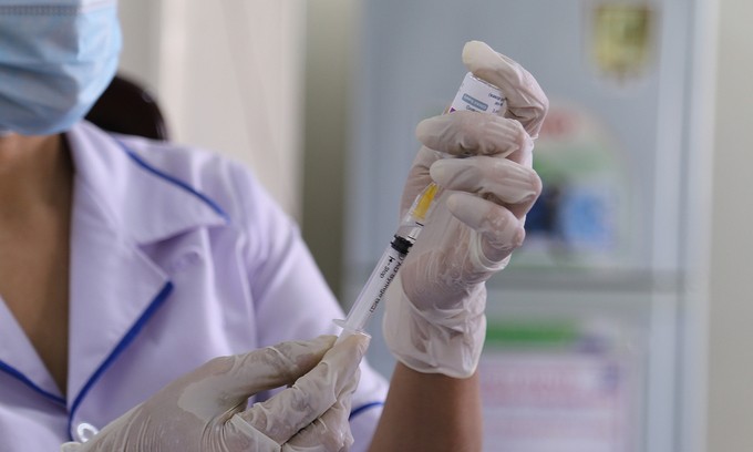 A medic prepares a Covid-19 vaccine shot in central Vietnam, May 2021. Photo by VnExpress/Hoang Tao.