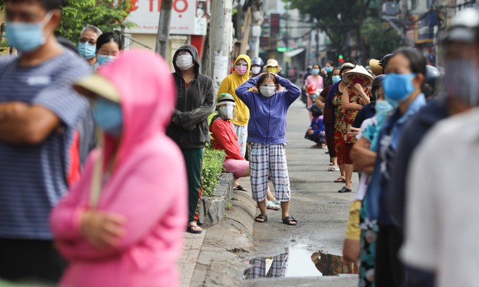 People line up to shop at a supermarket in HCMC, July 14, 2021. Photo by VnExpress/Quynh Tran.