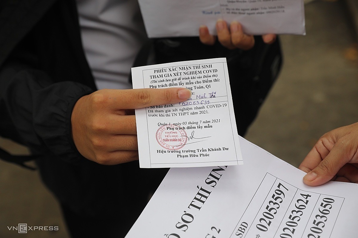 A Saigon student presents her Covid-19 test results, July 6, 2021. Most other localities do not require students to have Covid tests before the exam. Photo by VnExpress/Quynh Tran.