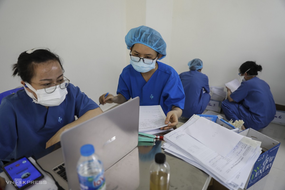 Hospital staff checks the list of Covid-19 patients being treated to divide shifts. HCMC has set up 11 field hospitals in Thu Duc City, Binh Chanh District and District 12 that provide more than 30,000 beds in total.
In addition, the city has 5,000 beds at existing hospitals, with some specialized in treating severe patients.
The city is now the epicenter of Vietnam’s ongoing Covid-19 wave with over 19,400 cases.