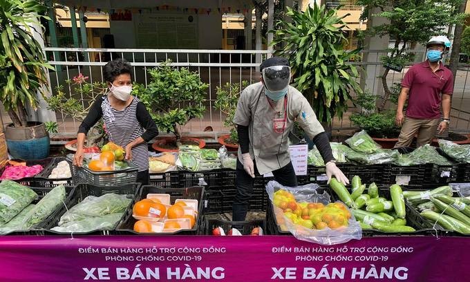 A mobile food stall set up at a school in HCMC's Binh Thanh District, July 2021. Photo by Quynh Tran.