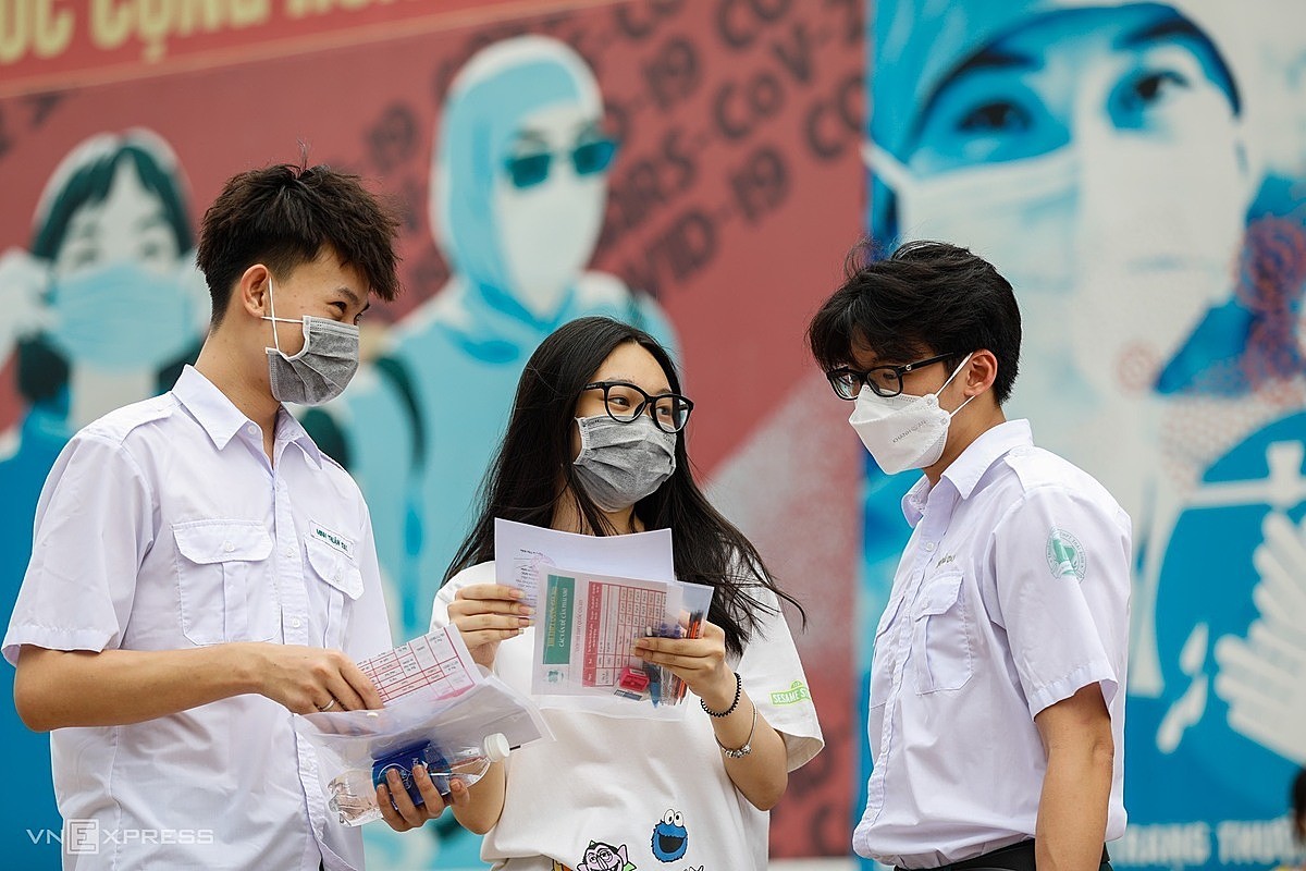 Saigon students talk after visiting their test site and completing examination preparation procedures, July 6, 2021. Photo by VnExpress/Huu Khoa.