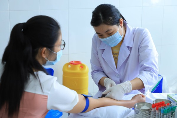 Người dân đăng ký tiêm thử nghiệm vắc xin Nanocovax giai đoạn 3 - Ảnh Tú Uyên