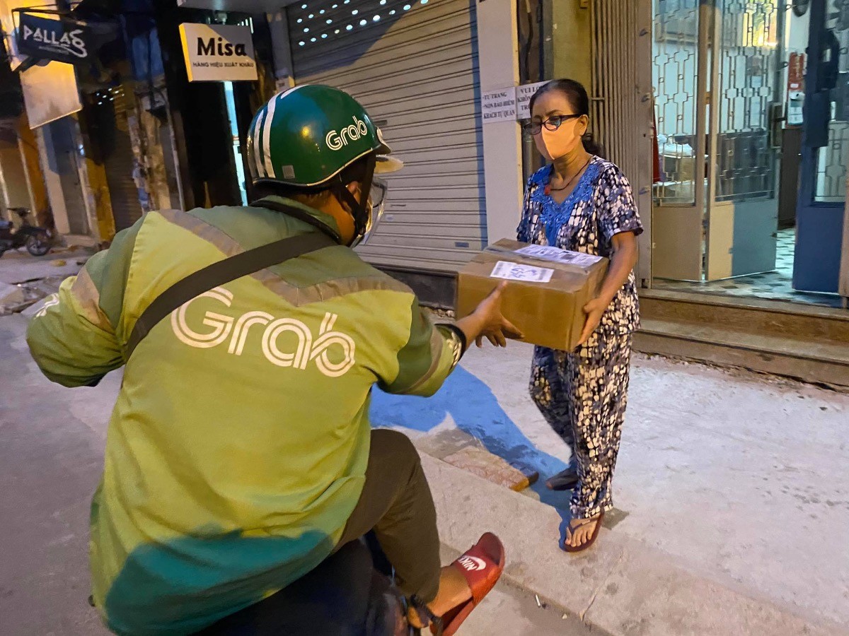 Nam Tien, a delivery driver, picks up a parcel for delivery in HCMC's District 3, July 13, 2021. Photo by VnExpress/Dang Khoa.