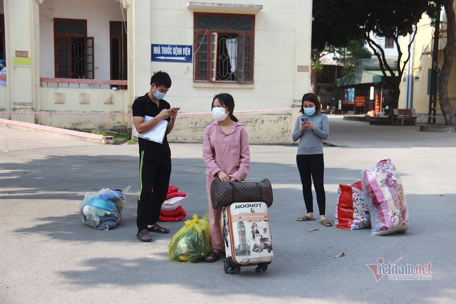 Bệnh nhân Covid-19 ở Hải Dương ngày xuất viện, về nhà (ảnh chụp tháng 2/2021) - Ảnh: Phạm Công