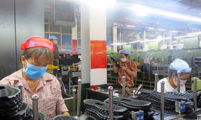 Workers make footwear products in Pouyuen factory in Ho Chi Minh City in June 2021. Photo by VnExpress/Le Tuyet.