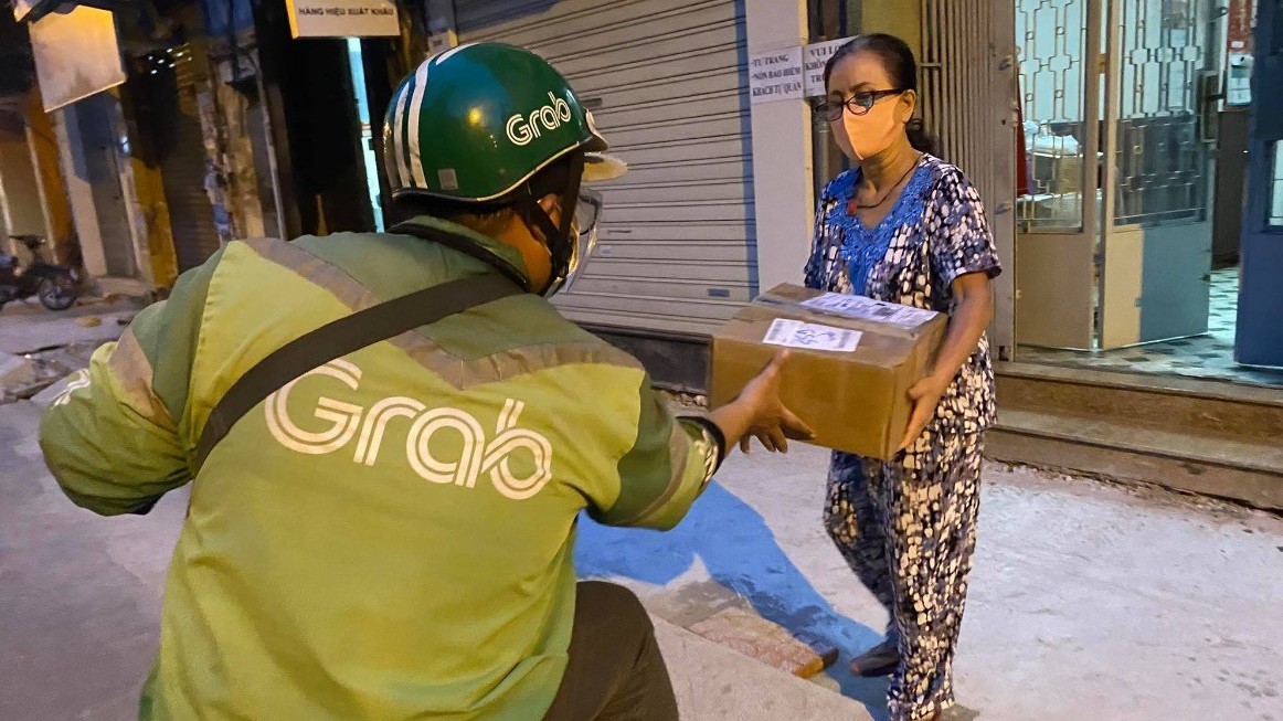 Delivery workers risk life daily in HCMC, Covid epicenter