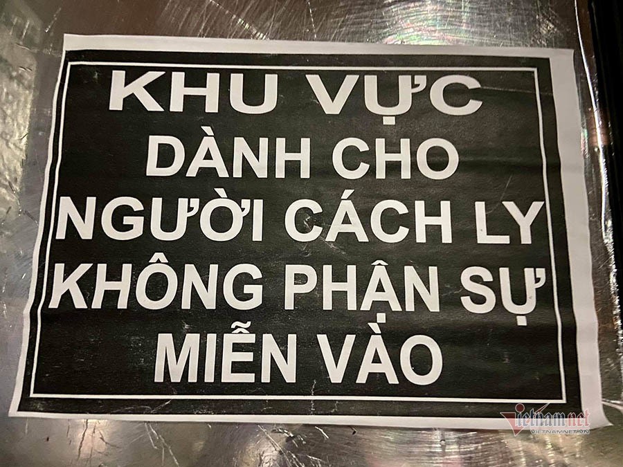 Biển thông báo gia đình có người cách ly ở nhà chị H.T. Ảnh: Tú Anh.