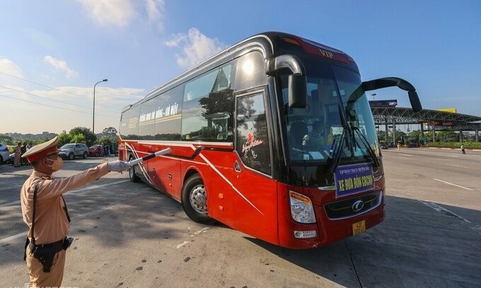 A bus is denied entry to Hanoi because the driver and assistant did not have Covid-19 certification. Photo by VnExpress/Ngoc Thanh.