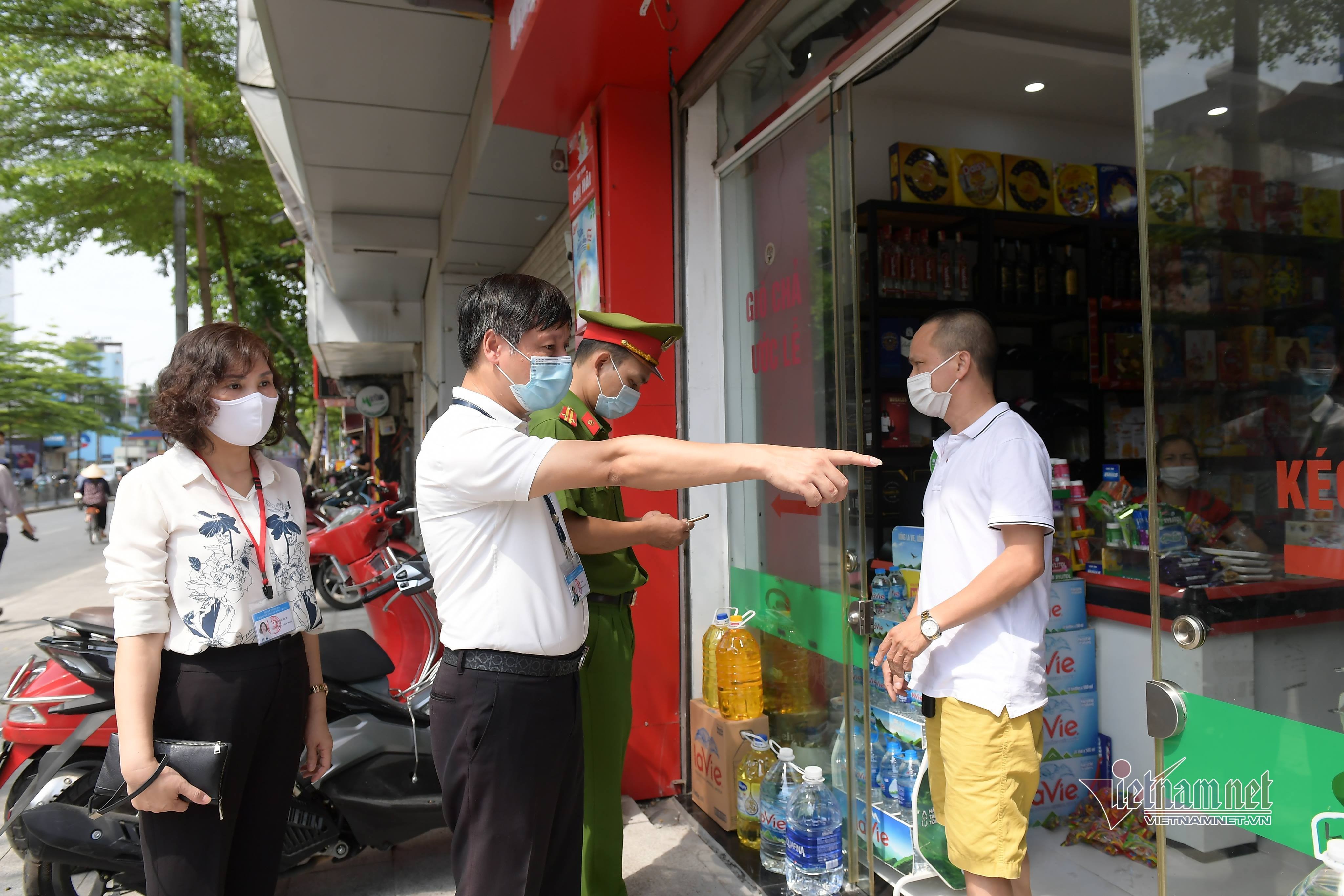 Ông Nguyễn Văn Tuấn – Bí thư Đảng uỷ, Chủ tịch UBND phường Quang Trung tuyên truyền tới người dân, hộ kinh doanh chấp hành nghiêm quy định mới