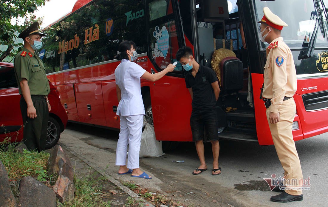 Tài xế được kiểm tra y tế khi đi vào TP Vinh (Nghệ An) - Ảnh: Quốc Huy