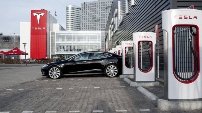 Tesla kiếm tỷ đô khi chia sẻ trạm sạc xe điện