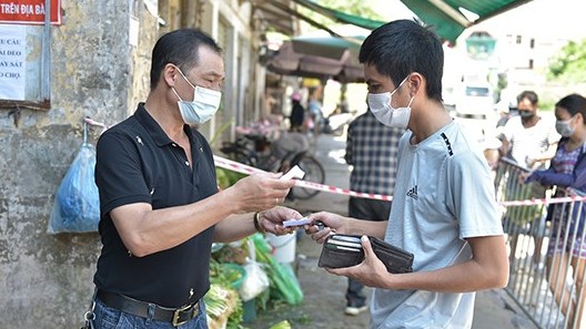 Nhận thẻ đi chợ, dân Hà Nội phân công, canh giờ mua mớ rau, con cá