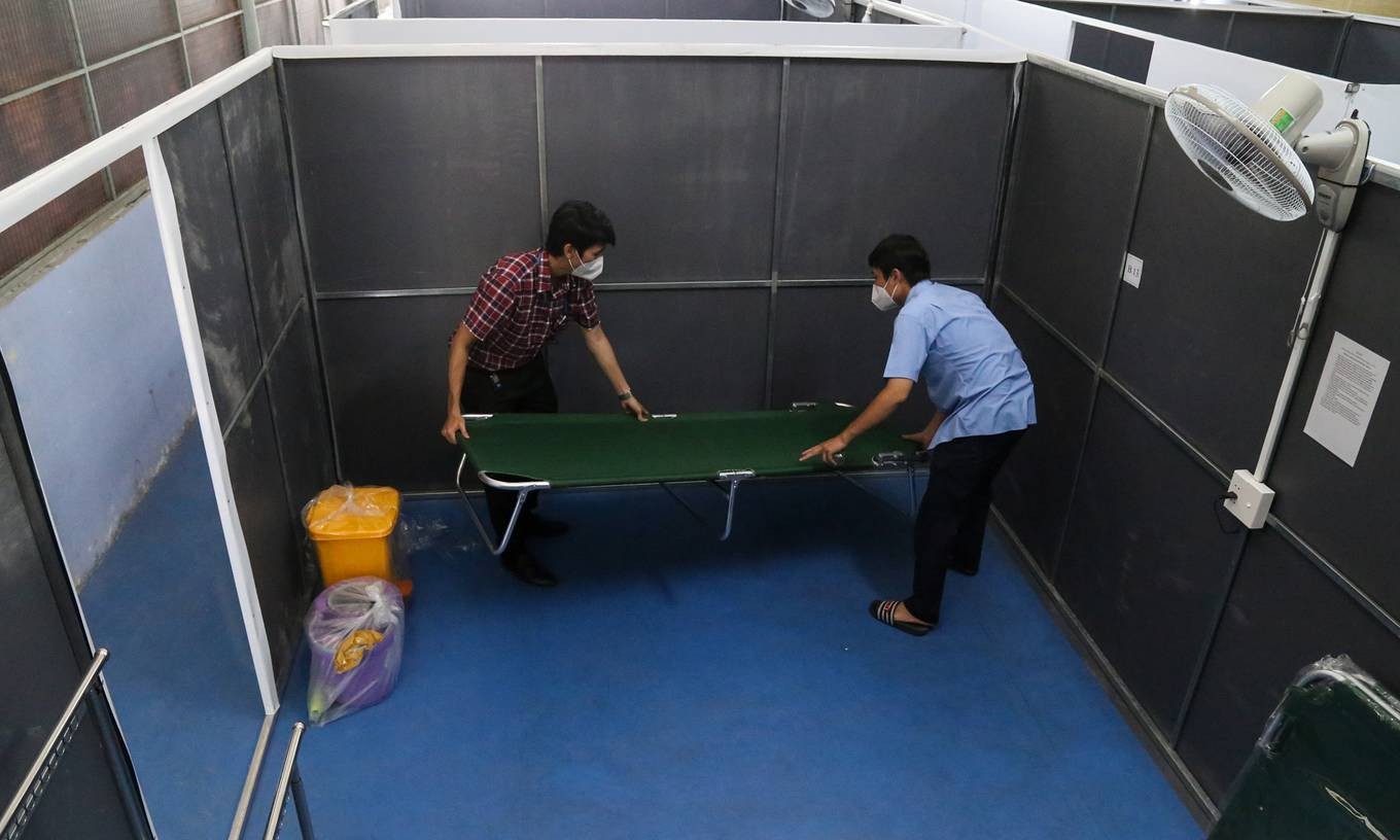 People prepare beds at a Covid-19 field hospital in HCMC's Phu Nhuan District, July 24, 2021. Photo by VnExpress/Dinh Van.