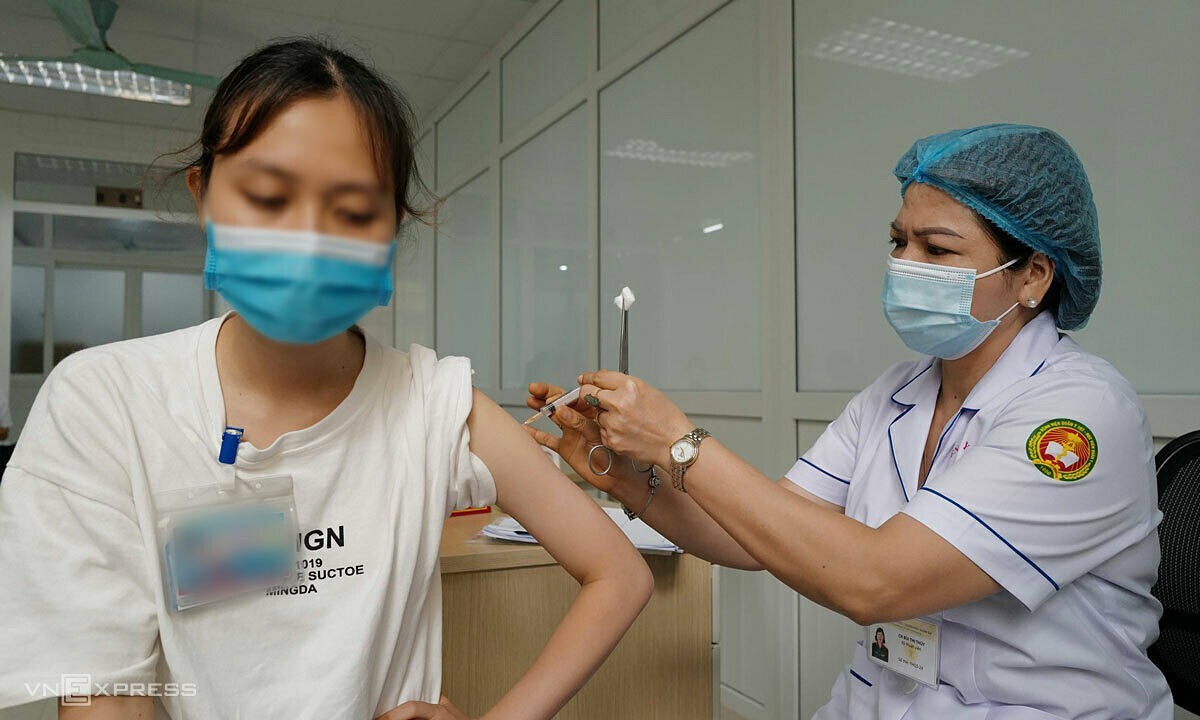 A woman receives a shot of the Nanocovax vaccine during a human trial phase in Hanoi, June 2021. Photo by VnExpress/Ngoc Thanh.