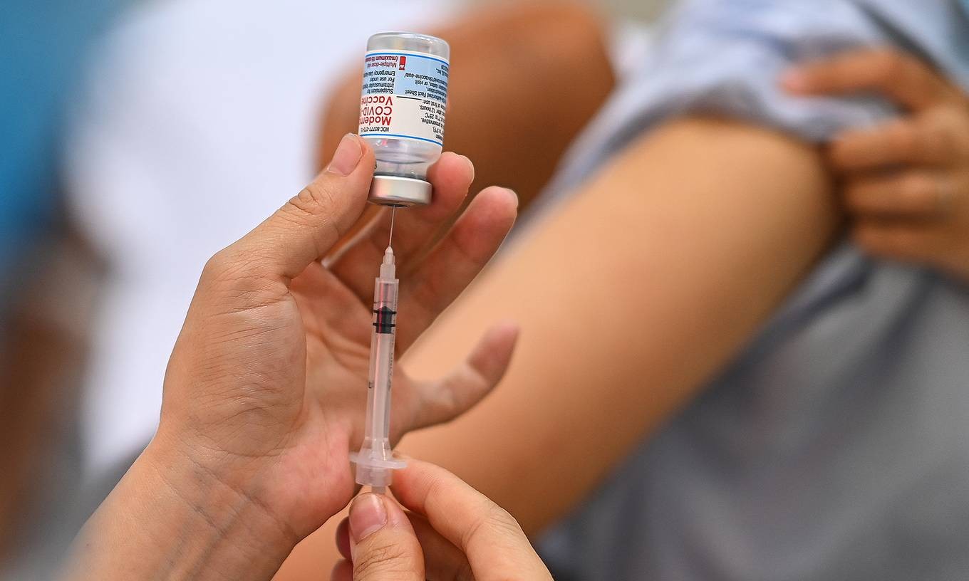 A medical staff prepares to inject Covid-19 vaccine into a person in Hanoi in July 2021. Photo by VnExpress/Giang Huy.