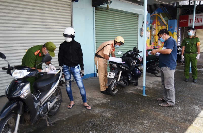 Lực lượng Công an tỉnh Đồng Nai kiểm tra một trường hợp ra đường không thật sự cần thiết.