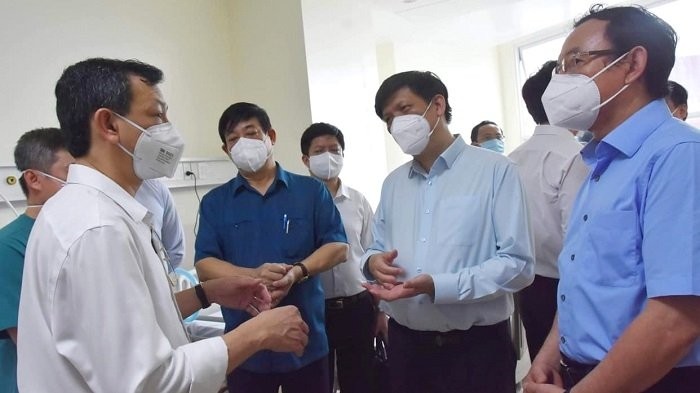 Leaders of Ho Chi Minh City and the Ministry of Health conduct a field survey at a site projected for the establishment of an Intensive Care Centre in the city. (Photo: Ministry of Health)