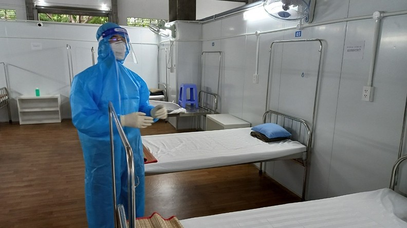 Professor Nguyen Quang Tuan inspects Field Hospital no. 16 in District 7, Ho Chi Minh City.