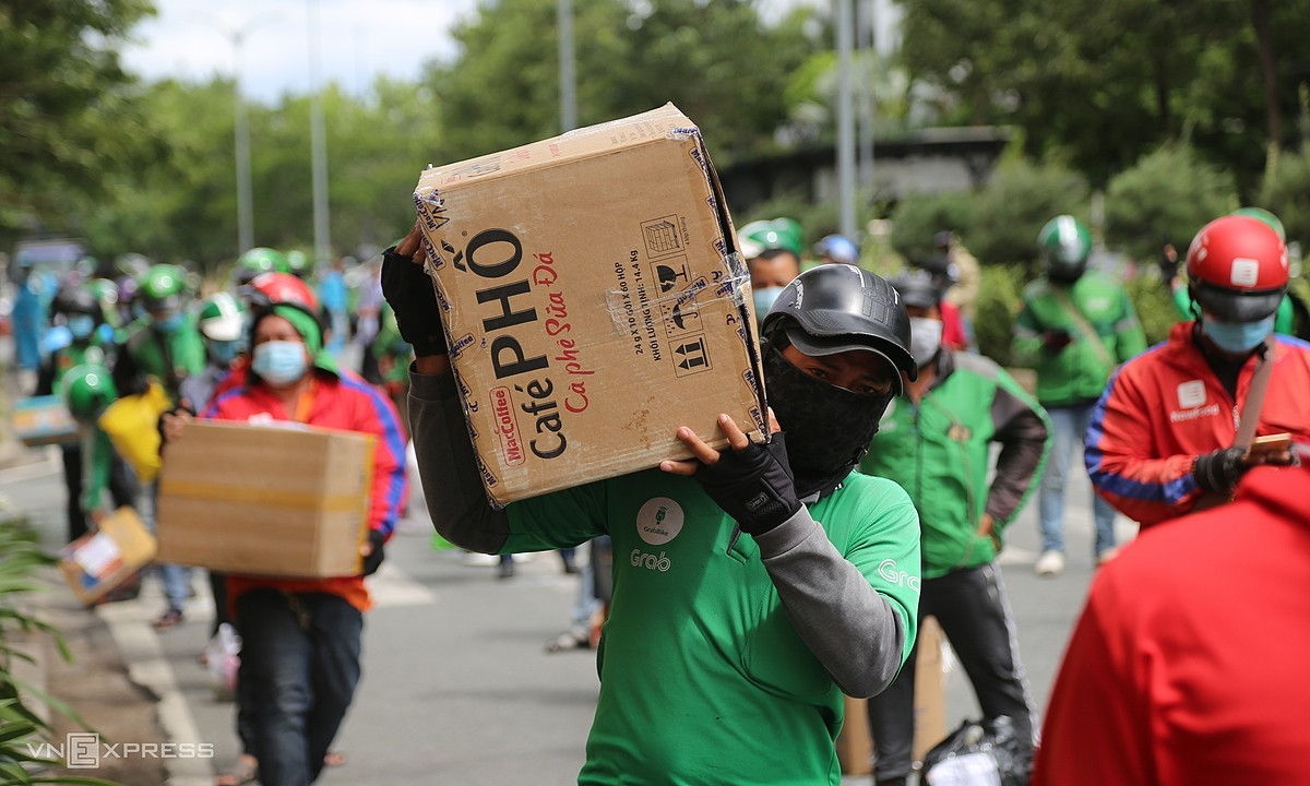 A ride-hailing driver delivers a parcel from Nha Be District to a field hospital in Thu Duc City, HCMC, July 22, 2021. Photo by VnExpress/Dinh Van.