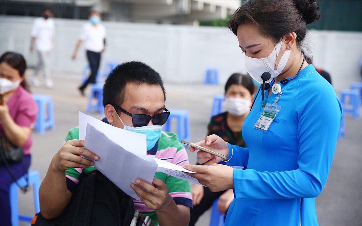 Bach Mai Hospital's staff supporting blind people in their medical declarations