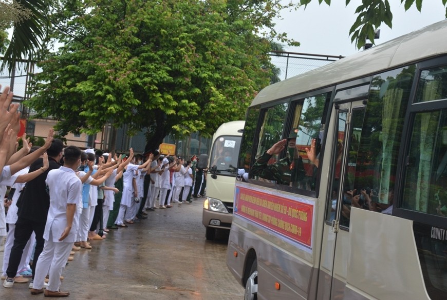 Medical workers of Military Medical Hospital 105 see off medical staff of the COVID-19 treatment hospital 5D. (Photo: qdnd.vn)