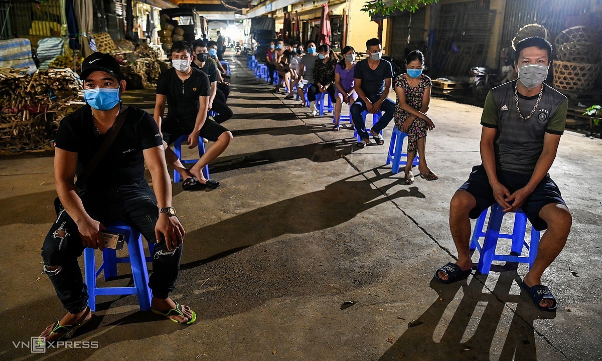 Vendors at Long Bien wholesale market in Hanoi's Ba Dinh District wait for their coronavirus tests, August 1, 2021. Photo by VnExpress/Giang Huy.