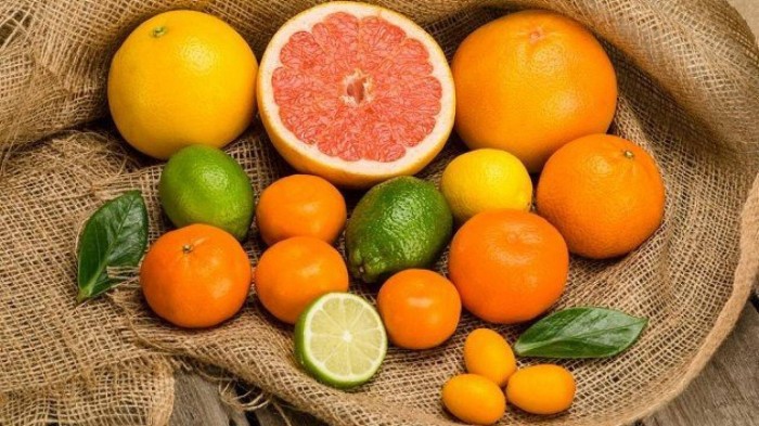 Các trái cây chứa nhiều vitamin C bao gồm bưởi, những quả thuộc họ cam, quýt, chanh.