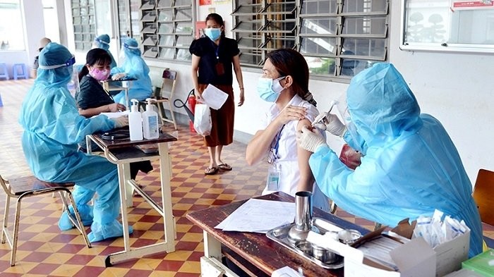 Administering COVID-19 vaccine to Ho Chi Minh City residents at an injection venue at Truong Chinh High School in District 12, Ho Chi Minh City. (Photo: NDO/Dong Thinh)