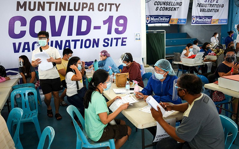 Tư vấn cho người dân trước khi tiêm vắc-xin ngừa Covid-19 tại Philippines. Ảnh REUTERS