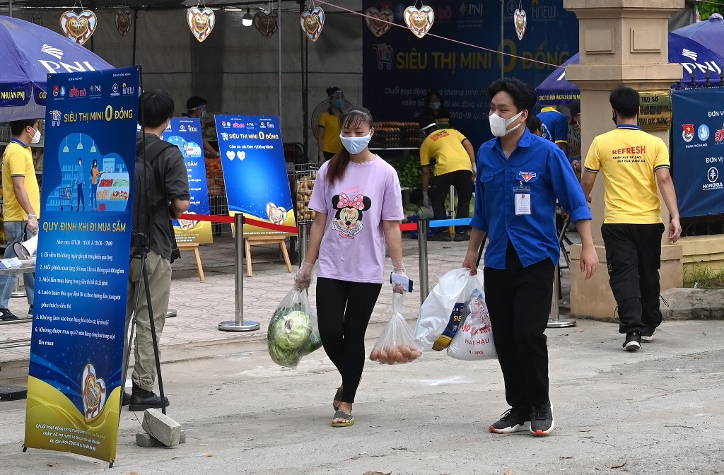 Youth volunteers assisting people.