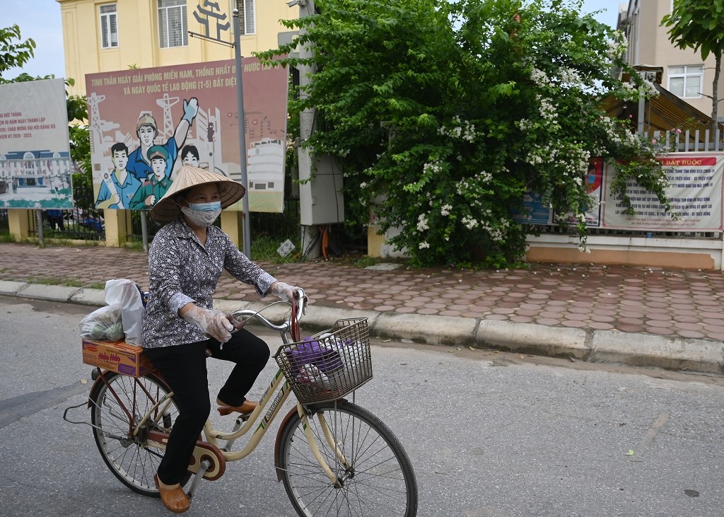 he joy of Ngo Thi Kim from Hoang Tang Bi after buying many essential items from the zero dong mini supermarket.