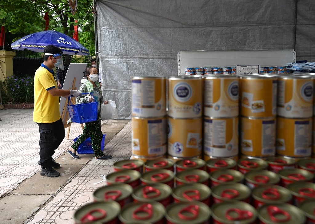 Tran Quang Hung, Deputy Secretary of the Hanoi Youth Union said: “Through this activity, we want to bring necessities to people in difficult circumstances during the social distancing days and spread love among people. For those who can't come to buy in person, volunteers will bring essentials to their homes.