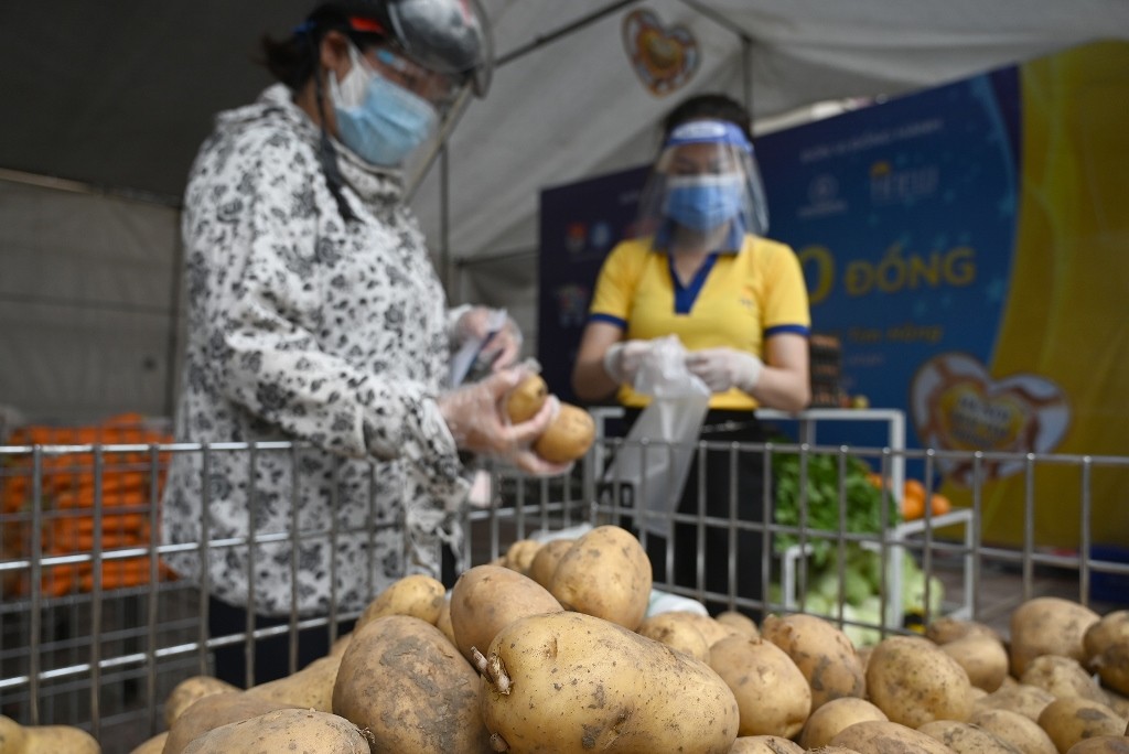 Over 60 items have been sold at the supermarket, including dry food, spices and vegetables. There were many products under the One Commune – One Product programme in Hanoi.