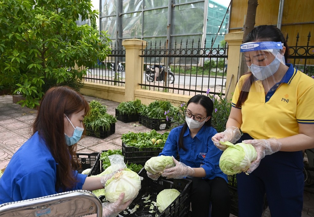 Essential items have been replenished continuously, especially green vegetables.