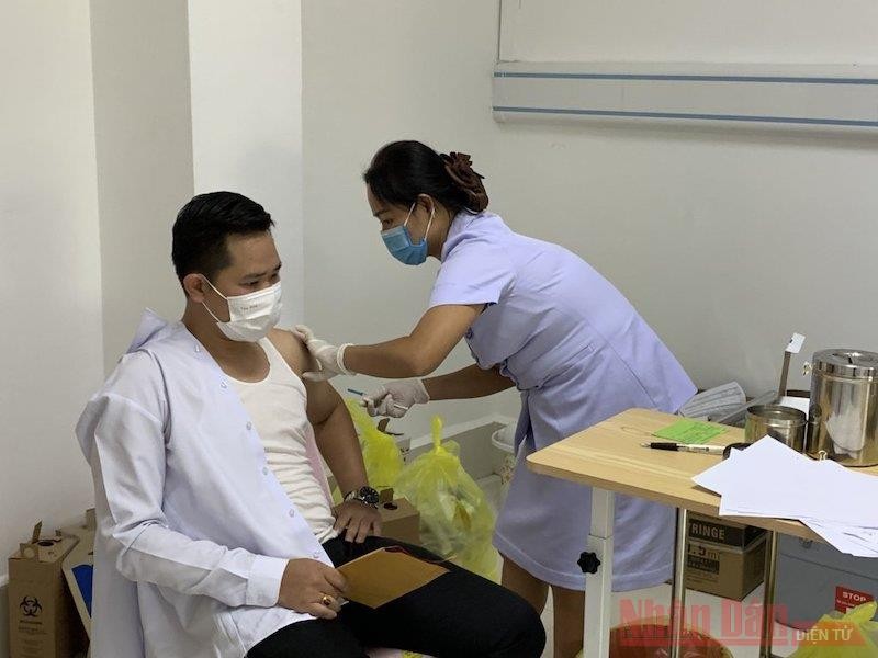 Lào đang đẩy mạnh tiêm vaccine ngừa Covid-19, nhằm đạt mục tiêu 50% dân số từ 18 tuổi trở lên được tiêm chủng.