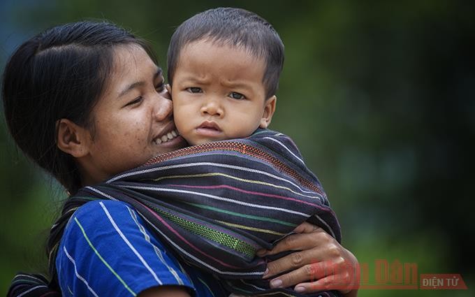 Em bé K'Ho bên mẹ (xã Rô Men, huyện Đam Rông, Lâm Đồng). (Ảnh: Nguyễn Minh Đức)