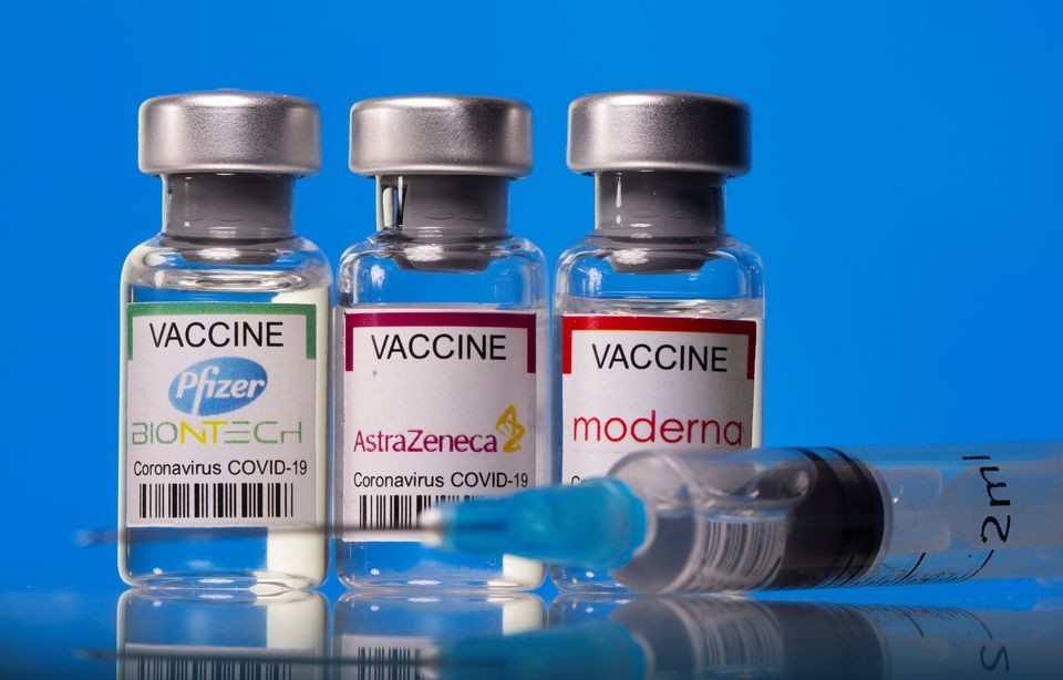 Ba loại vaccine Pfizer-BioNTech, AstraZeneca và Moderna. (Ảnh: Reuters).